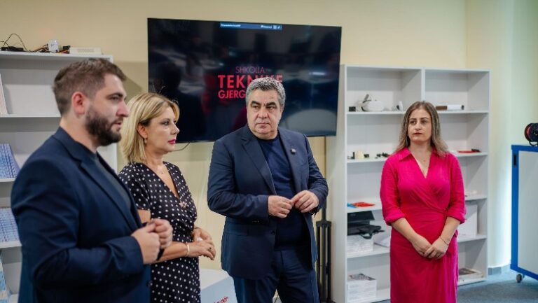 Viti i ri shkollor, ministri Gonxhja në shkollën ”Gjergj Canco”: Kërkesa të larta për të gjitha drejtimet profesionale
