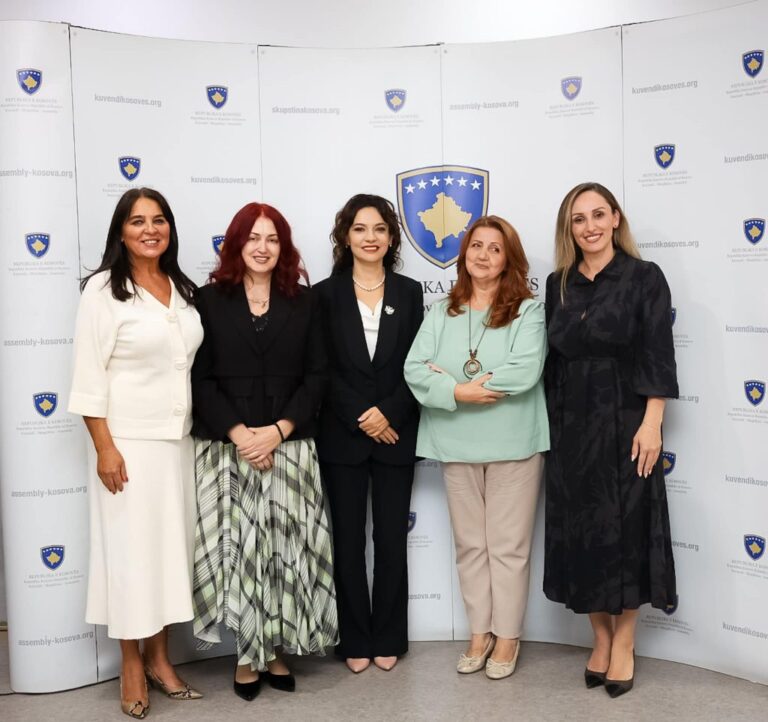 FOTO/ Kryeparlamentarja Spiropali takim me gratë deputete dhe grupeve parlamentare në Kosovë