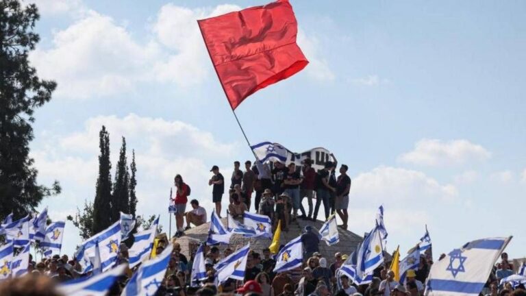BBC: Familjet e pengjeve protesta në të gjithë Izraelin, ndërsa fëmijët e Gazës marrin vaksinën e poliomielitit