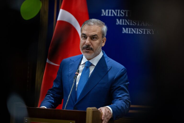 Ministri turk mesazh Prishtinës: Kujdes gylenistët