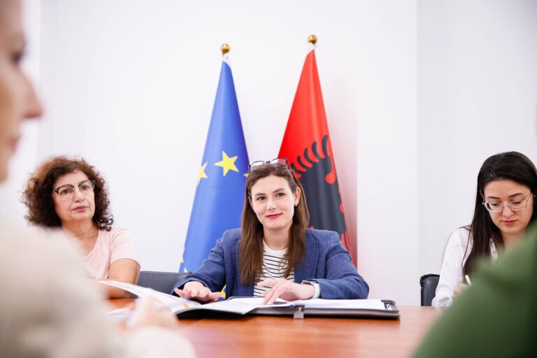 FOTO/ Muzhaqi me Aleancën Kombëtare të Bashkive: Mbështetje vajzave për angazhim në vendimmarrje