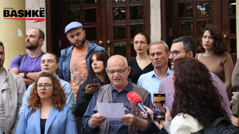 Pensionistët vendosin qindarka në dyert e Ministrisë së Ekonomisë, Lëvizja Bashkë: Qeveria tallet