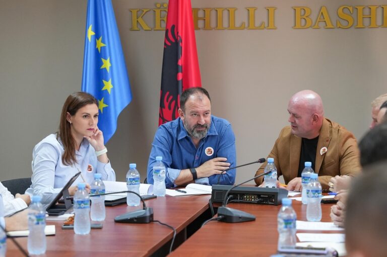 FOTO/ Ministri Mazniku: Rritja e pagave ndihmoi bashkinë e Librazhdit për punonjës të kualifikuar