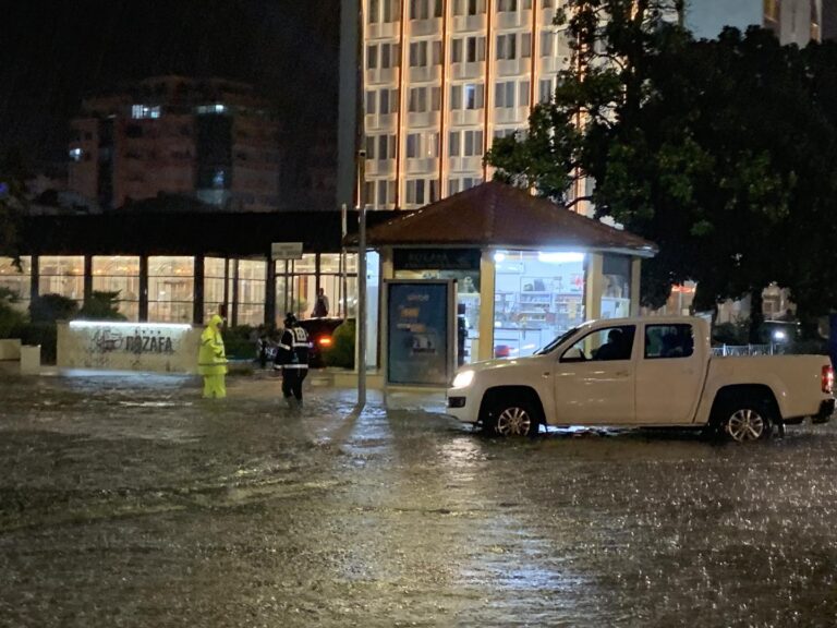 FOTO dhe VIDEO/ Moti i keq në Shkodër solli përmbytje në qytet