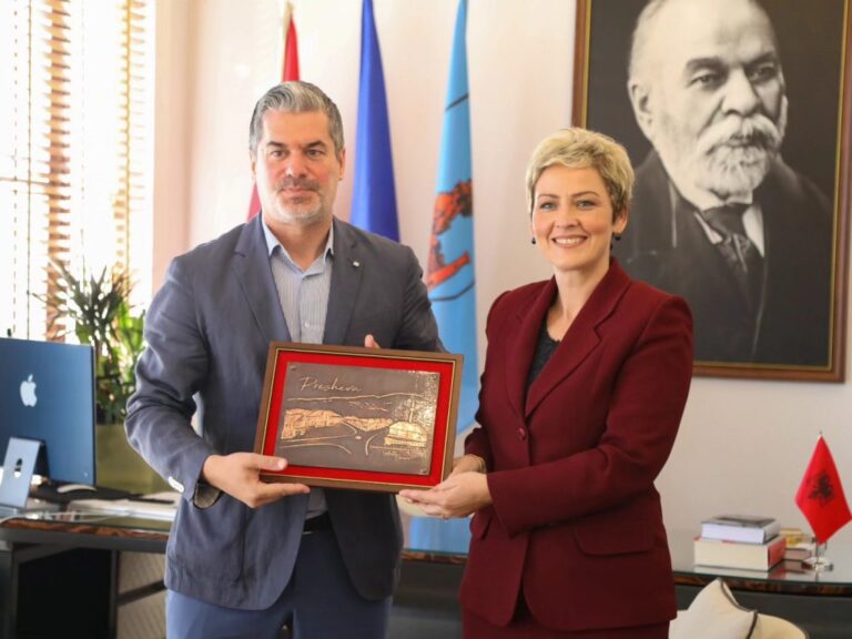 FOTO/ Kryebashkiaku Ermal Dredha pret Ardita Sinanin: Mbështetje për shqiptarët në Preshevë