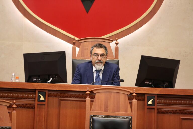 Çuçi drejton për herë të parë seancën si nënkryetar Kuvendi