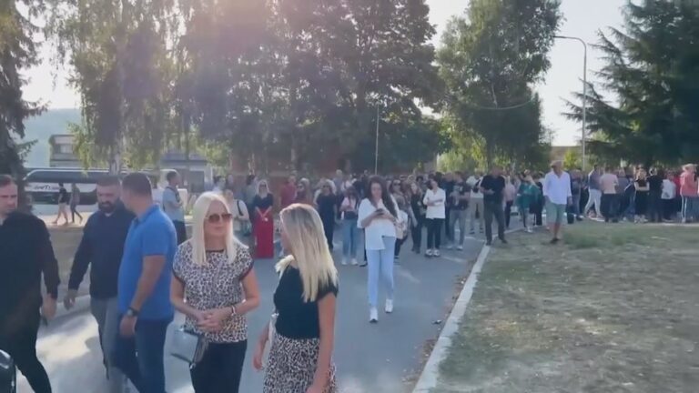 Serbët protestojnë në veri: Duam të kthehemi në punë