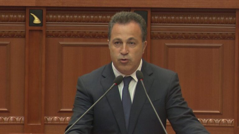 Kreu i grupit të PS, Niko Peleshi i shtrin dorën e bashkëpunimit opozitës, njofton nismë të re për transparencën