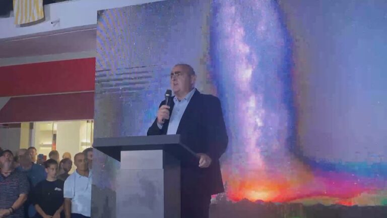 15 muaj në burg, eurodeputeti grek Beleri mban fjalimin e parë në Himarë: Rama dhe Tavo janë problemi