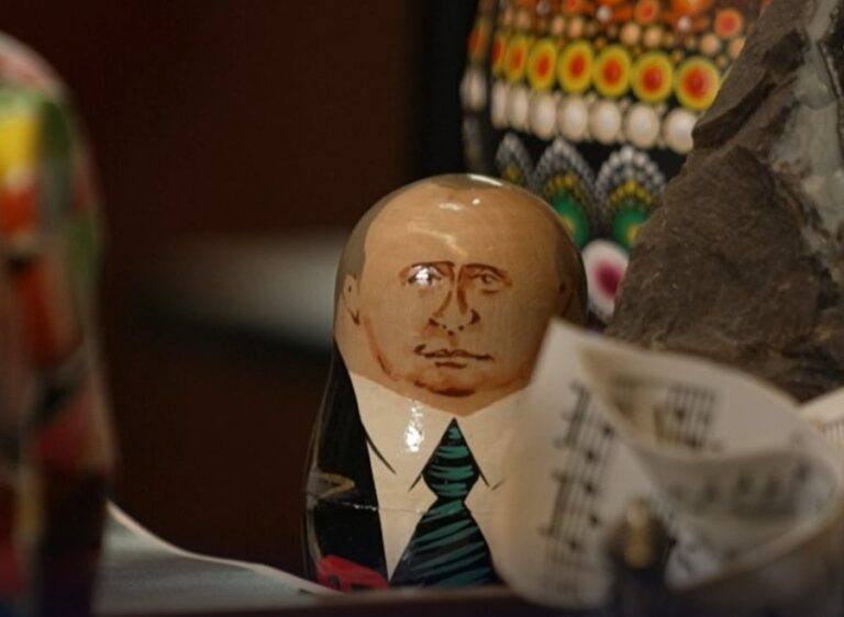 “E shoh si kukull”, Rama tregon pse mban “Putinin” në tryezën e punës