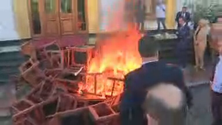 VIDEO/ Deputetët e opozitës nxjerrin karriget jashtë, zjarr i madh para Parlamentit