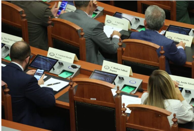 FOTO/ Bardhi i sposton karrigen Bashës në Kuvend