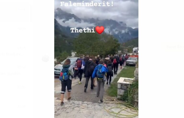 Benet Beci ndan pamjet nga Thethi plot me turistë të huaj