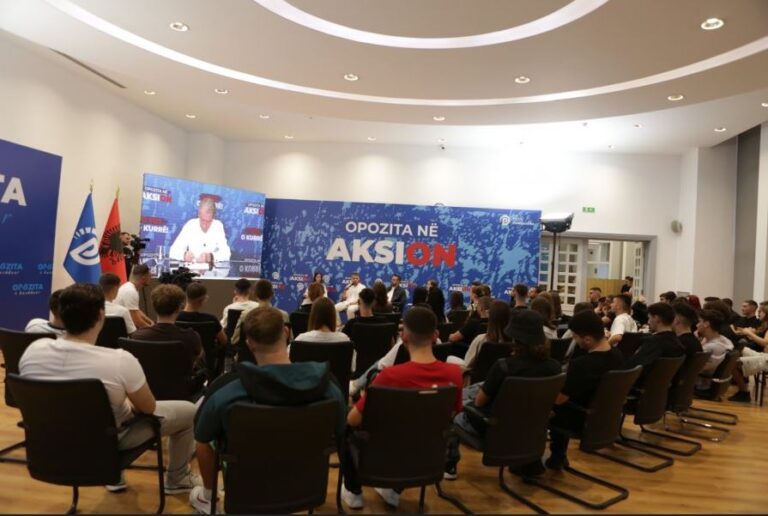 Studenti pyet direkt Berishën: Do të mbani përgjegjësi nëse PD humbet në 2025?