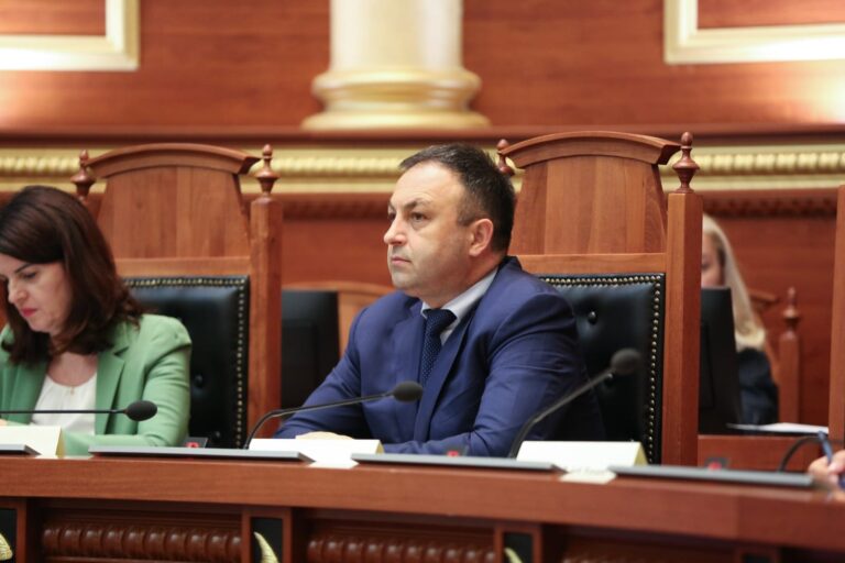 Ministri i Brendshëm përplaset me Bardhin në Kuvend