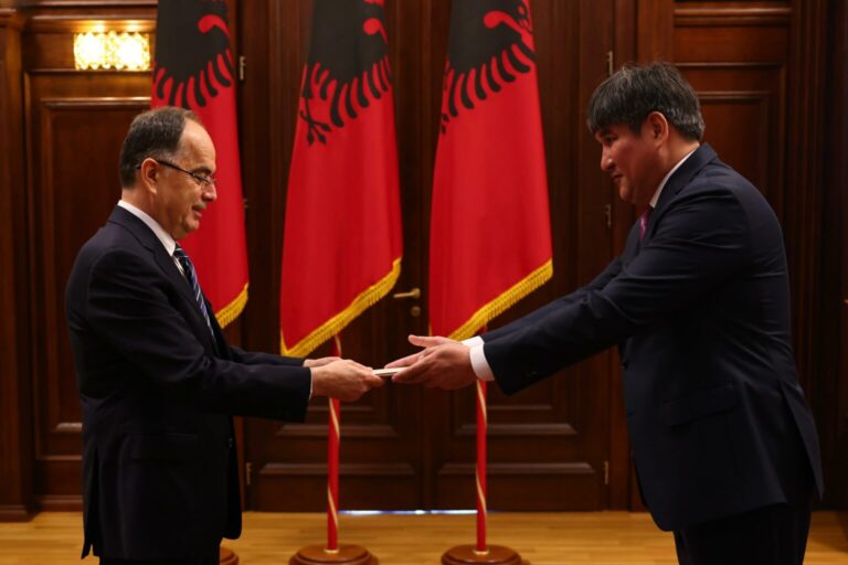 Ambasadori i parë i Kazakistanit rezident në Shqipëri, Begaj pranon letrat kredenciale të Iskander Aisariyev