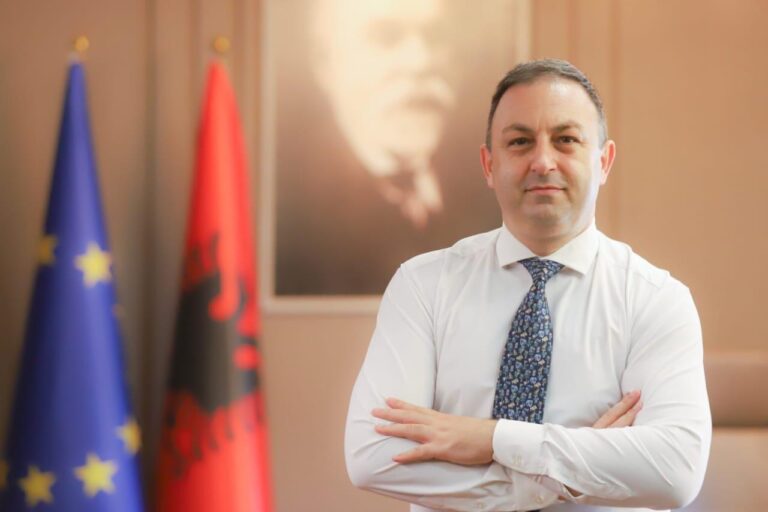 Kapen 22 punonjës për vjedhje, ministri Hoxha: Policia po kalon një proces ripërtëritje të trupës drejtuese