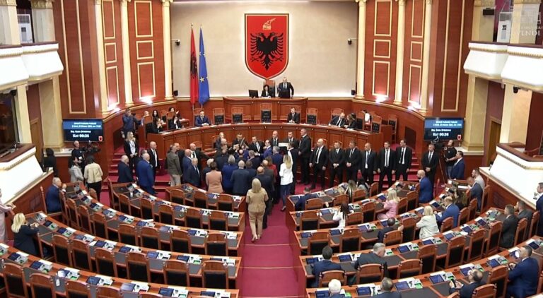 VIDEO/ Kaos dhe hedhje të sendeve në seancën plenare në Kuvend. Spiropali: Sa burrë që je Flamur
