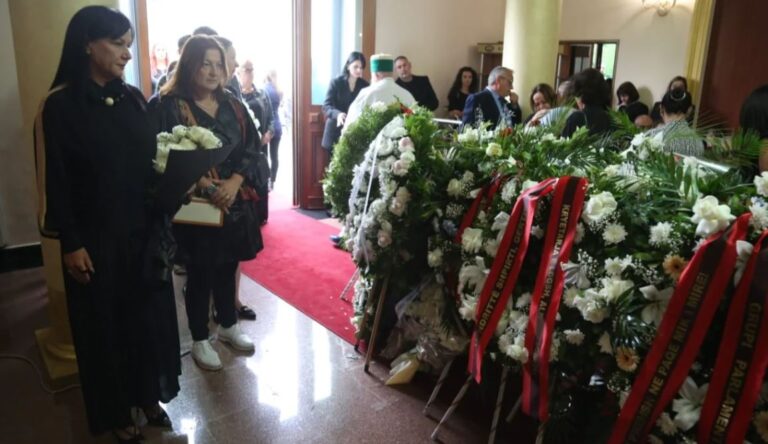 Linda Rama merr pjesë në homazhet në nderim të ish-deputetit, Gerti Bogdani