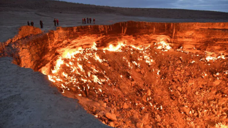 “Portat e Ferrit”, misteriozet dhe flakërueset e Turkmenistanit që grishin turistët