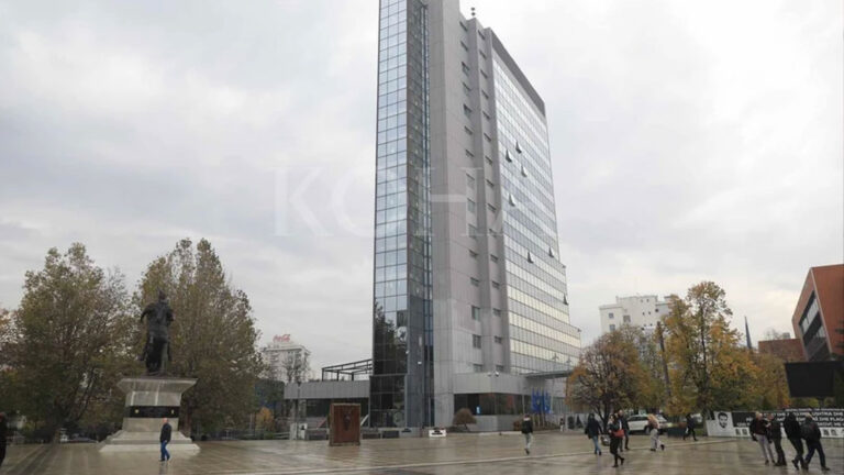 Qeveria e Kosovës e quan të padrejtë qasjen e BE-së dhe SHBA-së, opozita e shqetësuar për raportet me aleatët