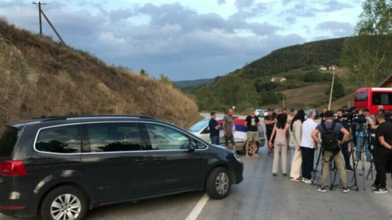 Bllokohet rruga në Merdar, një grupim serbësh mblidhet në…
