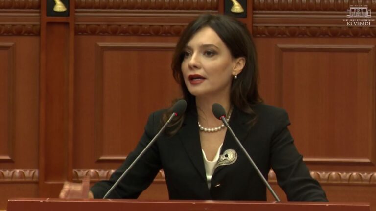 VIDEO/ Nis Kuvendi, Bardhi gris letrën e presidentit Begaj. Grupi kundër Berishës çohen në fund të sallës