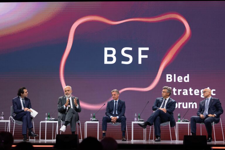 Gazetari bëri një lapsus, Edi Rama e kthen me batutë: Nëse amerikanët nuk të paguajnë vjen ndonjë gjë e keqe