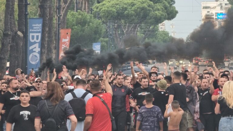 VIDEO/ Tifozët nisin marshimin drejt stadiumit ”Air Albania”, sonte sfida me Gjeorgjinë