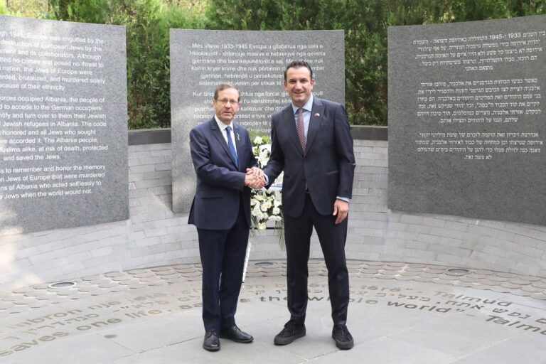 Veliaj dhe Presidenti i Izraelit, Isaac Herzog vizitojnë Memorialin e Holokaustit në Tiranë: Vendi juaj na dëshmon se paqja mes njerëzve është e mundur