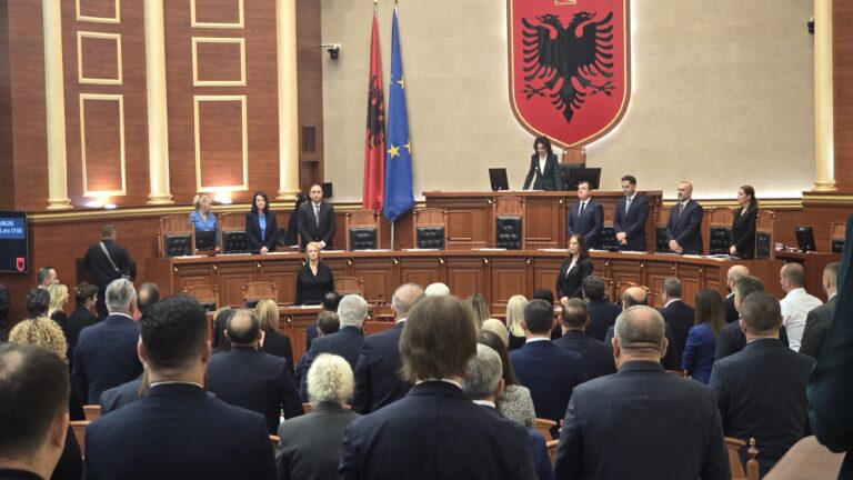 VIDEO/ 1 minutë heshtje për Gerti Bogdanin në Kuvend, më pas demokratët ikin nga seanca plenare