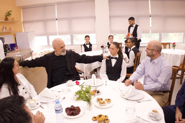 Rama konsumon kafe në shkollën profesionale, apel nga Elbasani: Denonconi pronarët që nuk ju deklarojnë pagat