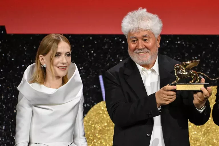 Regjisori spanjoll, Pedro Almodovar ka fituar ”Luanin e artë” për filmin e tij “The Room Next Door”
