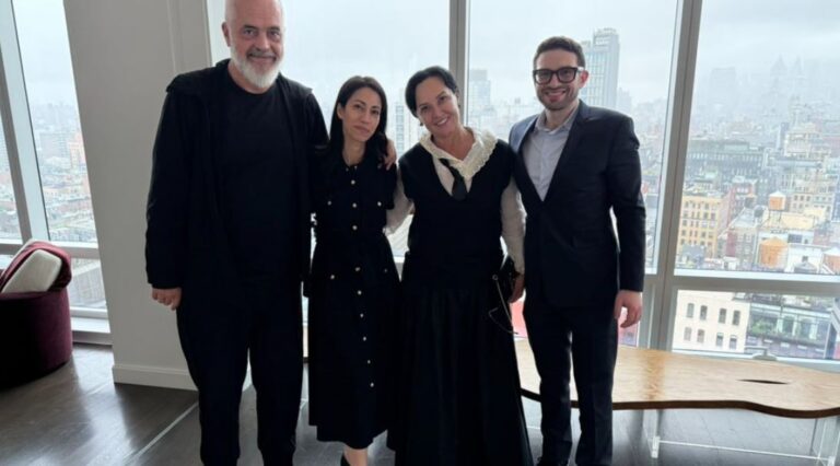 Alex Soros publikon foto me Edin dhe Linda Ramën