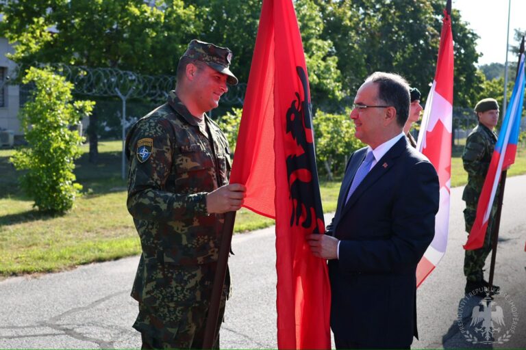 Presidenti Begaj takohet me ushtarakët shqiptarë në Letoni: Mirënjohje për sakrificat