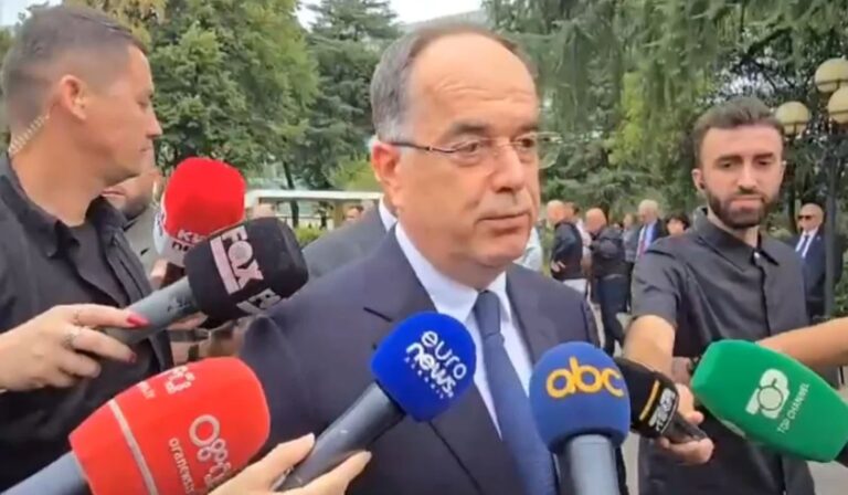 Presidenti Begaj kryen homazhe në nderim të Gerti Bogdanit