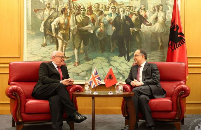 Presidenti Begaj takohet me të dërguarin e posaçëm të Kryeministrit britanik për Ballkanin Perëndimor