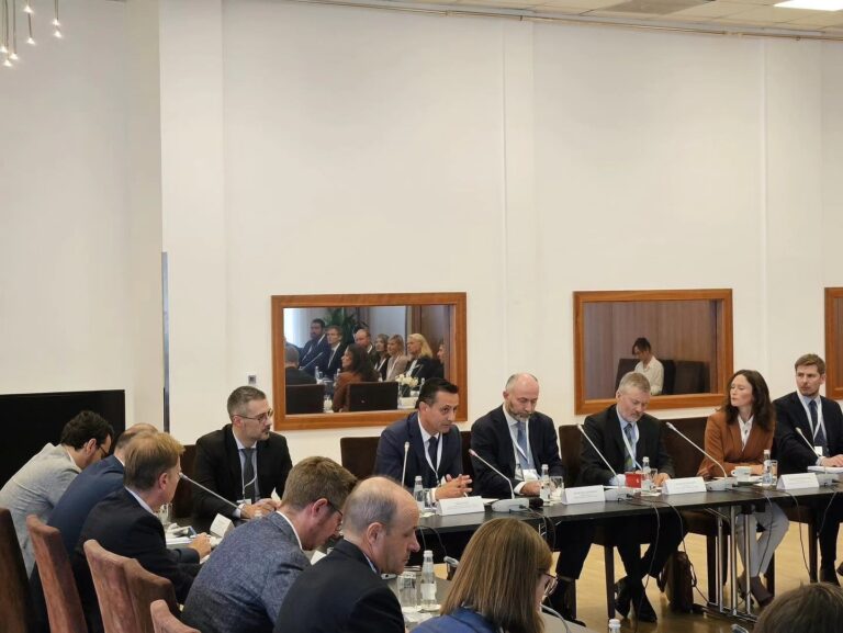 Zëvendësministri Ceno Klosi mbi investimet dhe bashkëpunimin në energjinë e rinovueshme në Shqiperi…