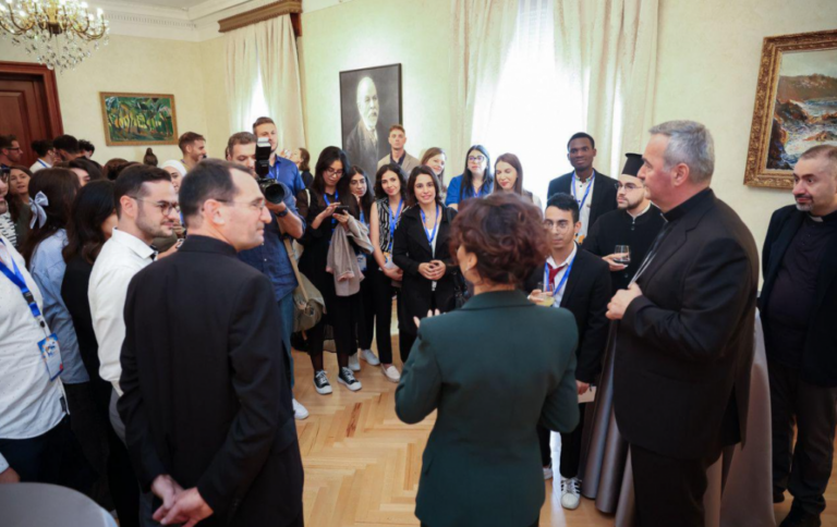 Papa Françesku përshëndet takimin e të rinjve nga vendet e Mesdheut dhe Detit të Zi me kryetaren e Kuvendit