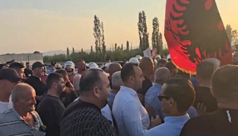 Vijon protesta në aksin Thumanë-Kashar, qytetarët bllokojnë autostradën