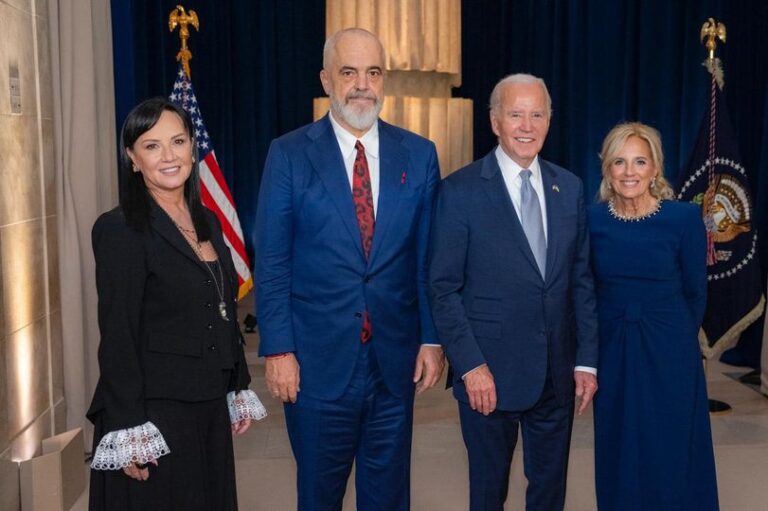 Presidenti Biden foto me Edi dhe Linda Ramën