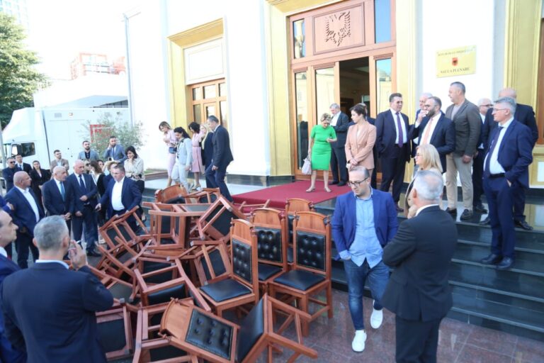 Kronikë/ Karriget e djegura! Zbulohet fatura që u shkon deputetëve të PD-së