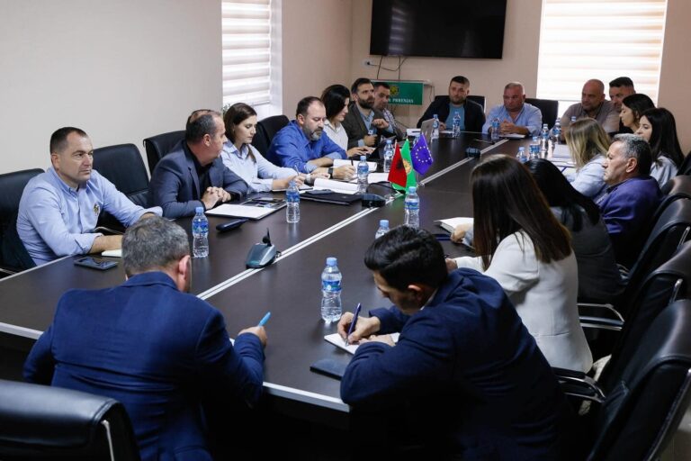 Ministri dhe drejtuesi politik i PS për qarkun e Elbasanit, Arbjan Mazniku vazhdon takimet për projektet në favor të qytetarëve