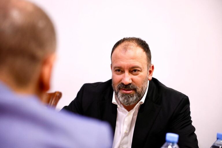 Ministri Mazniku në Peqin: Rritje cilësisë së shërbimit për qytetarët, ka një potencial real për të zhvilluar turizmin