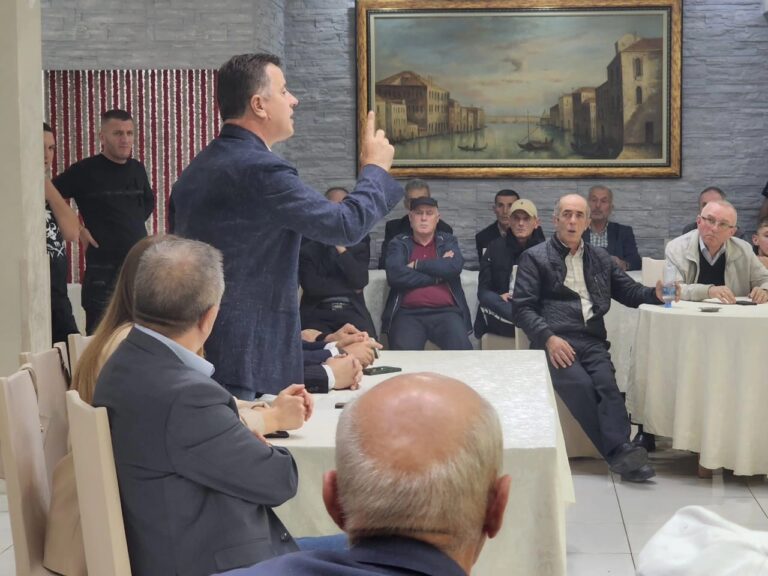 Noka në Peshkopi me Mziun mbledhin demokratët: Protesta të vazhdueshme për qeveri teknike