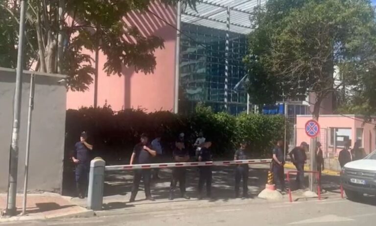 Demokratët mblidhen në protestë, policia blindon SPAK-un