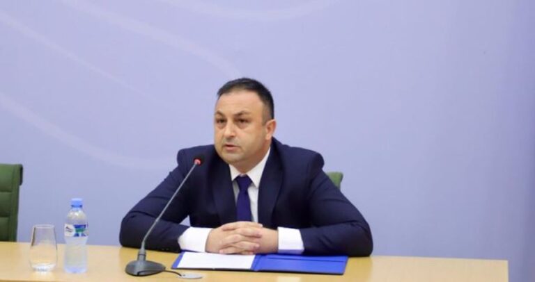 Ligji për Policinë, ministri Hoxha takim informal me gazetarët: Ja kush janë objektivat!