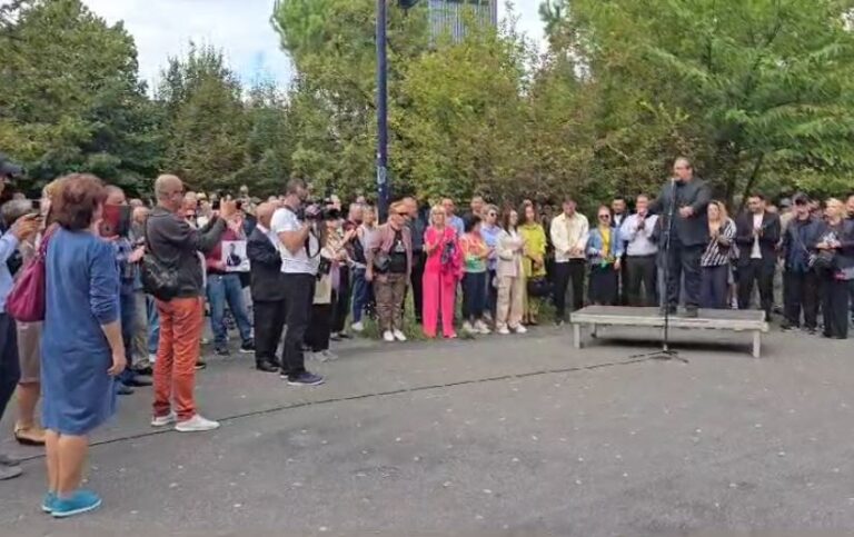 Protesta e opozitës nis me një minutë heshtje në nder të ish-deputetit Gerti Bogdani