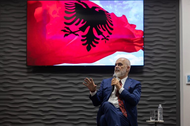 Rama ndan pamjet nga Nju Jorku: Vizitë krenarie për Shqipërinë (FOTO)