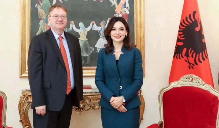 Spiropali pret në takim ambasadorin britanik Nicholas Abbott